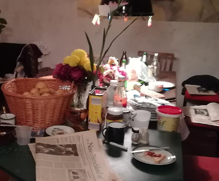 Der
                            Frühstückstisch im Esszimmer im Tuntenhaus -
                            originalgetreu rekonstruiert im Schwulen
                            Museum