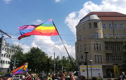 Regenbogenflaggen im Prenzlauer Berg -
                            Unterwegs am 26. Juni 2021 auf der
                            Stern-Demo Berlin Pride