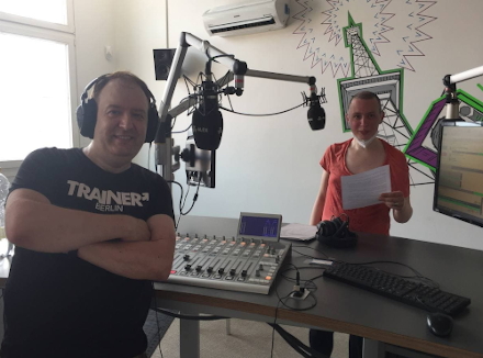 Robert und Xenia im Rundfunkstudio von
                            ALEX Berlin